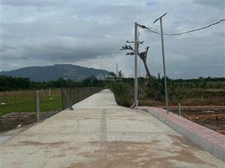 Bán vườn nghỉ dưỡng có 200m2 thổ cư, view núi chứa chan, mặt tiền dài 37m sát nhựa và khu dân cư