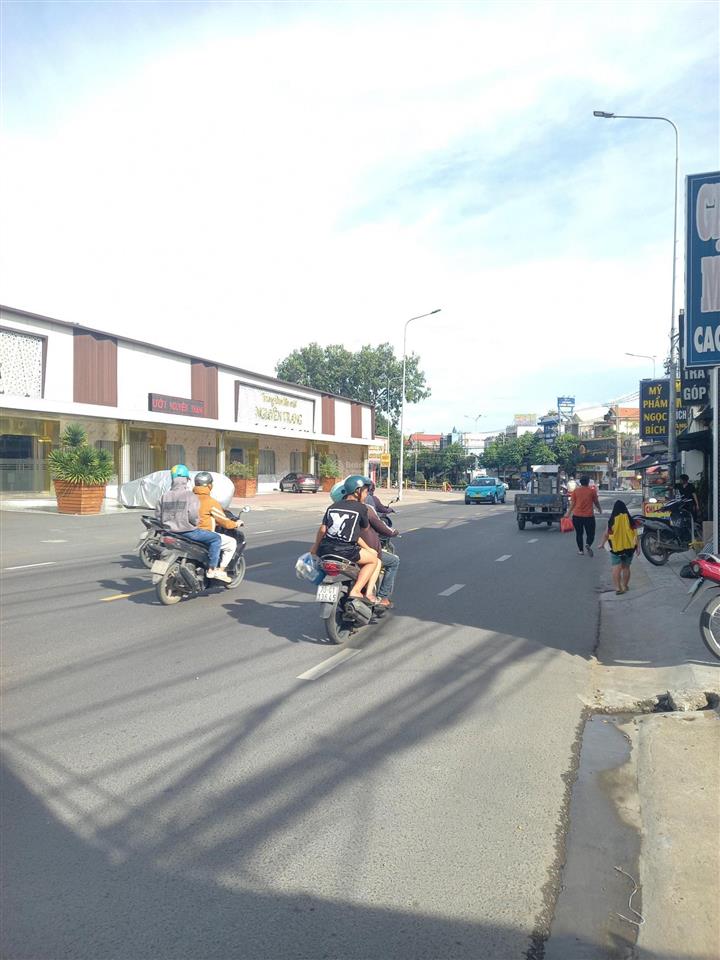 Cho thuê nhà 3 tầng. dt 8 x 26m góc 2 mặt tiền. mặt tiền đồng khởi. biên hòa, ngay chợ 26. giá 25tr