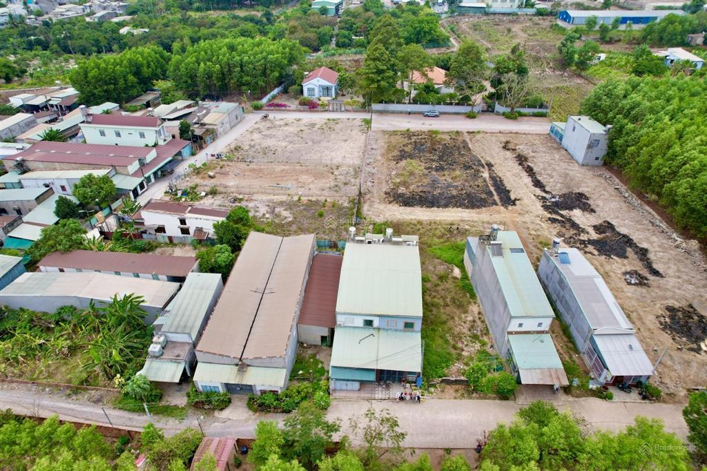 Đường trước nhà em chuẩn bị đổ nhựa, em cần bán lô góc 2 mặt tiền, full thổ cư, sau ub xã an phước