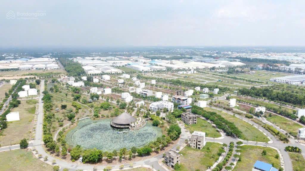 Mặt tiền hồ sen dự án khu b1 đường trung tâm dự án 90m2 chỉ 1,38 tỷ