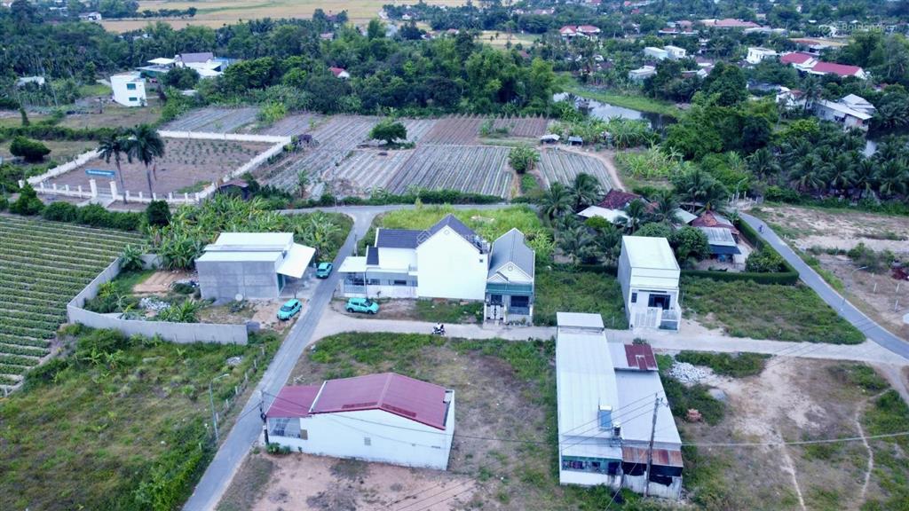 Em phong bán lô góc tại xã diên lạc mặt đường nhựa qh 8m, giá chỉ 1,1 tỷ  0909 352 ***