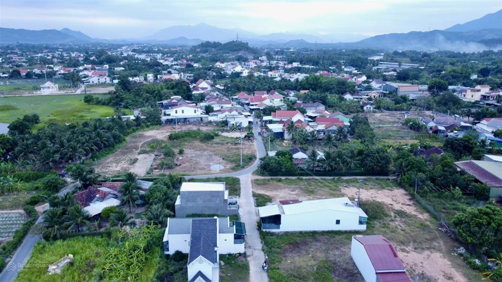 Em phong bán lô góc tại xã diên lạc mặt đường nhựa qh 8m, giá chỉ 1,1 tỷ  0909 352 ***