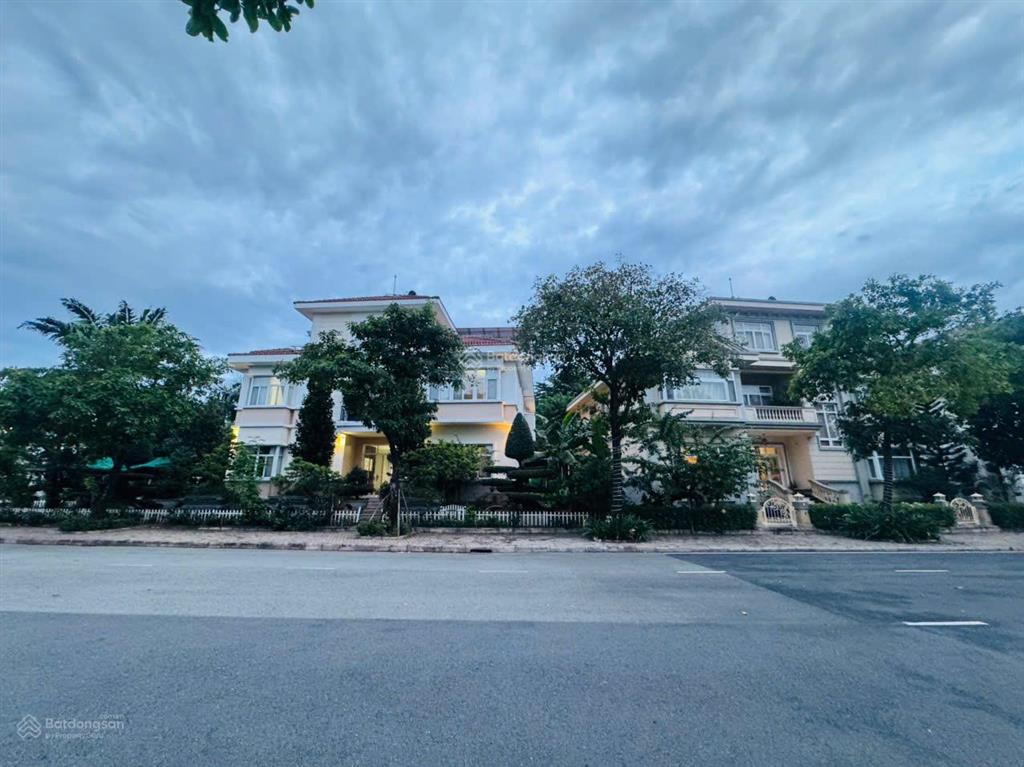 Bán biệt thự chateau khu compound phú mỹ hưng quận 7, 560 m2, 3 mặt tiền, view sông lớn