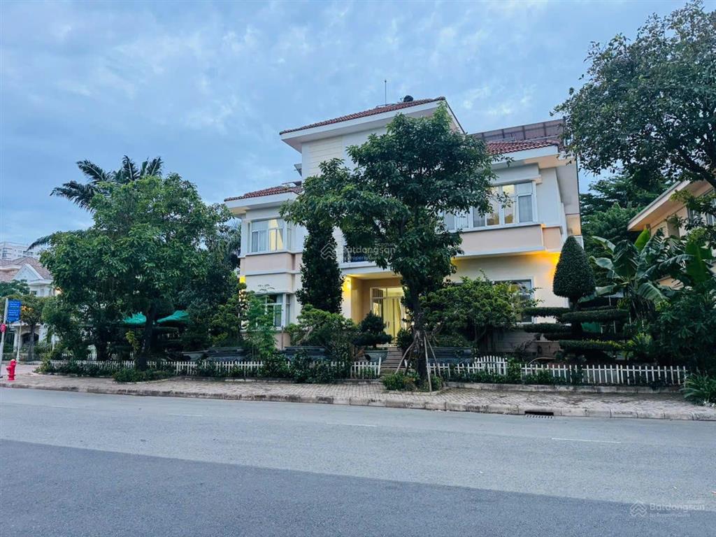 Bán biệt thự chateau khu compound phú mỹ hưng quận 7, 560 m2, 3 mặt tiền, view sông lớn