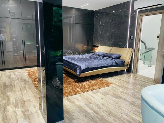 Bán biệt thự căn góc cạnh hồ bán nguyệt giá cực tốt để đầu tư