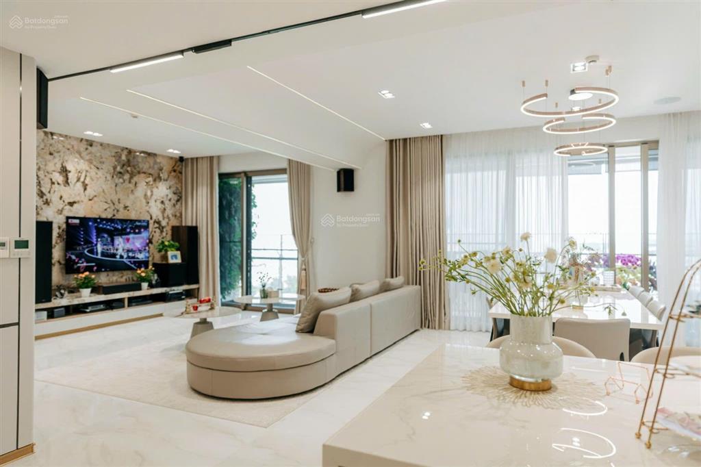 Bán cặp góc view siêu đẹp midtown m8 the peak  210m2  4pn. giá bán 33 tỷ  giá thuê 4.500 usd