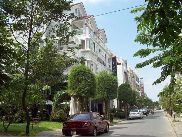Bán tòa nhà căn góc thương mại phú mỹ hưng q7. dt 6x18m5