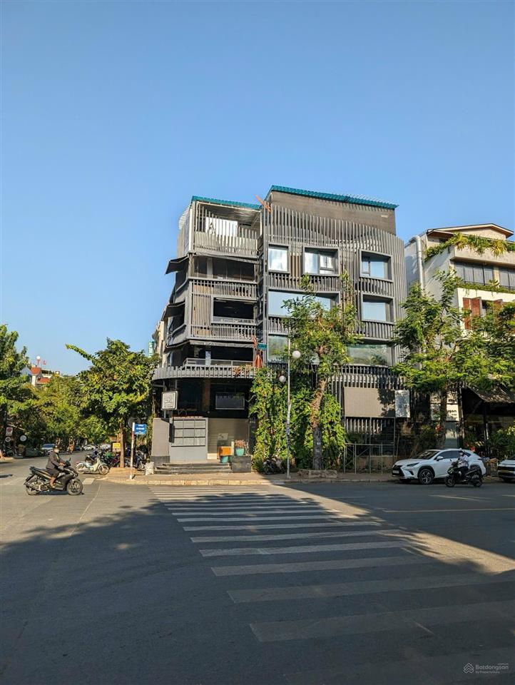 Bán tòa nhà căn góc thương mại phú mỹ hưng q7. dt 6x18m5