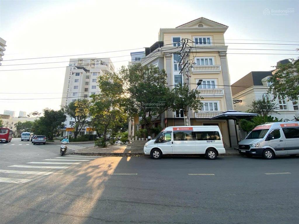 Bán nhà góc 2 mặt tiền đường lớn, khu nam quang 1 phú mỹ hưng, 85 tỷ  204m2  11pn
