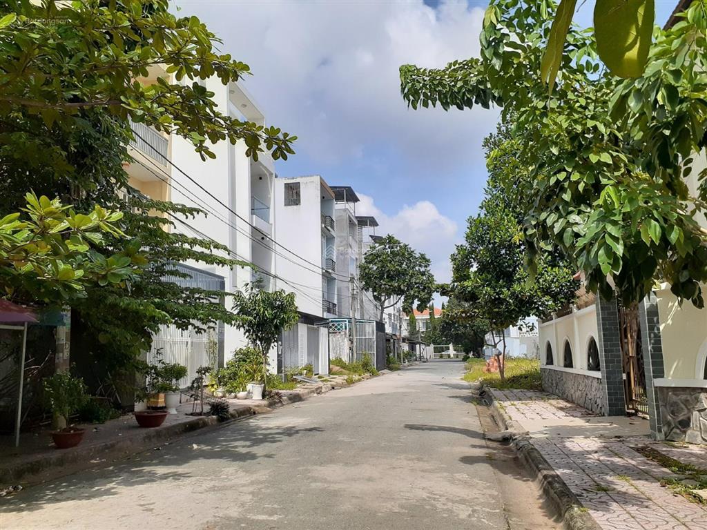 Nền 83.5m2 kdc cotec phú xuân đg 12m ngay trung tâm hành chính nhà bè, sổ đỏ cty. giá 3.9 tỷ.