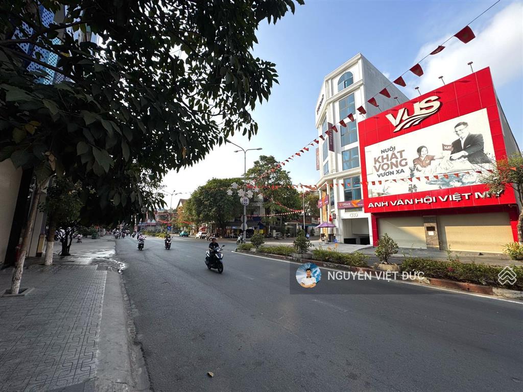 Bán gấp toà nhà trung tâm anh ngữ mặt tiền trung tâm hành chính dĩ an cho thuê 80 triệu/tháng