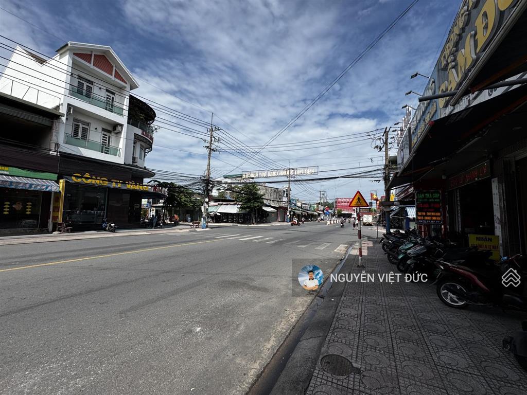 Bán gấp vị trí kim cương ngã tư mặt tiền cổng chợ thông dụng, ga metro tương lai gần vincom dĩ an