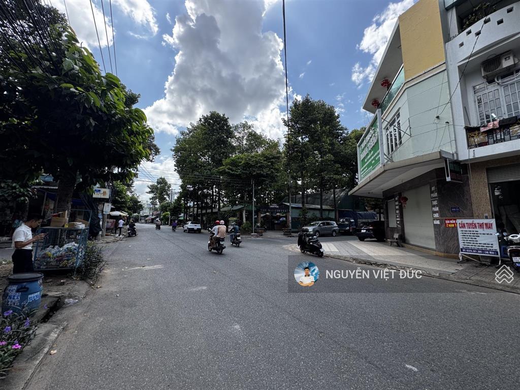 Chủ ở xa cắt lỗ 1tỷ bán nhà to mặt tiền chợ đại quang dĩ an ngay sát góc ngã tư đối diện công viên