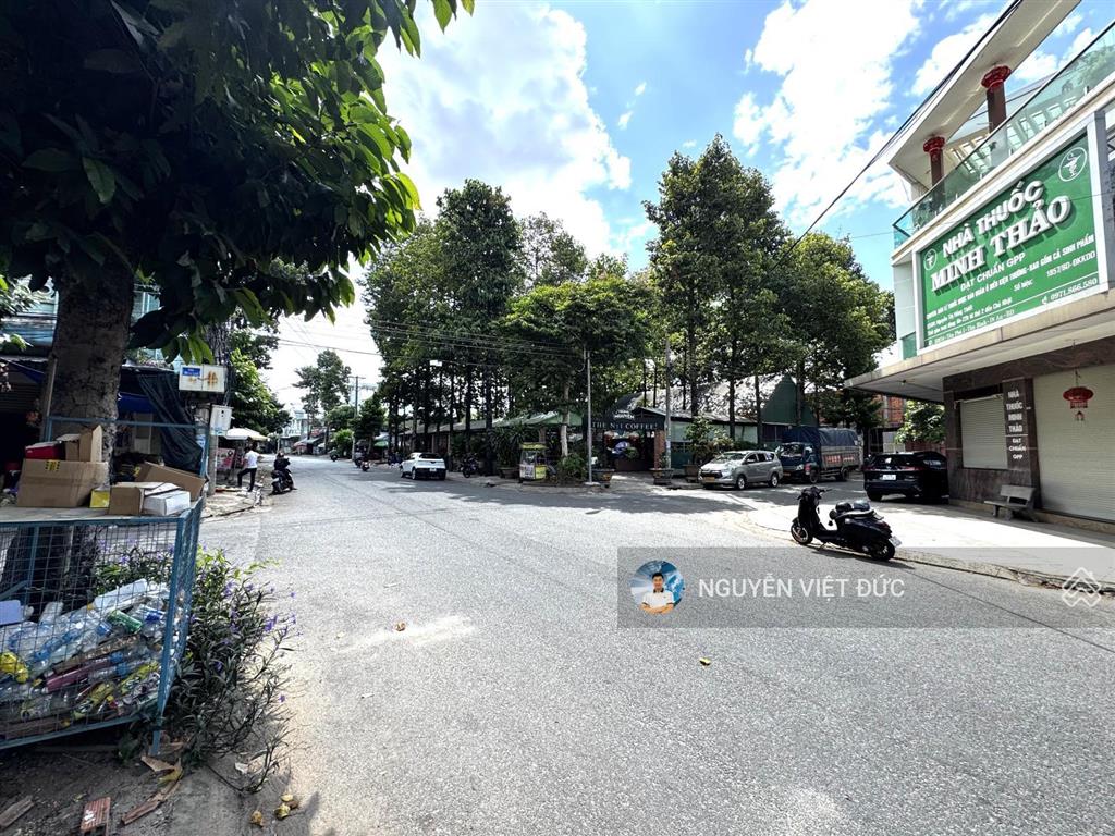 Chủ ở xa cắt lỗ 1tỷ bán nhà to mặt tiền chợ đại quang dĩ an ngay sát góc ngã tư đối diện công viên