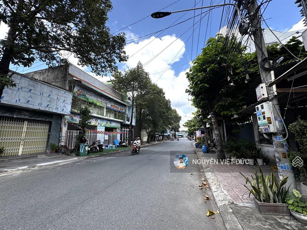 Chủ ở xa cắt lỗ 1tỷ bán nhà to mặt tiền chợ đại quang dĩ an ngay sát góc ngã tư đối diện công viên