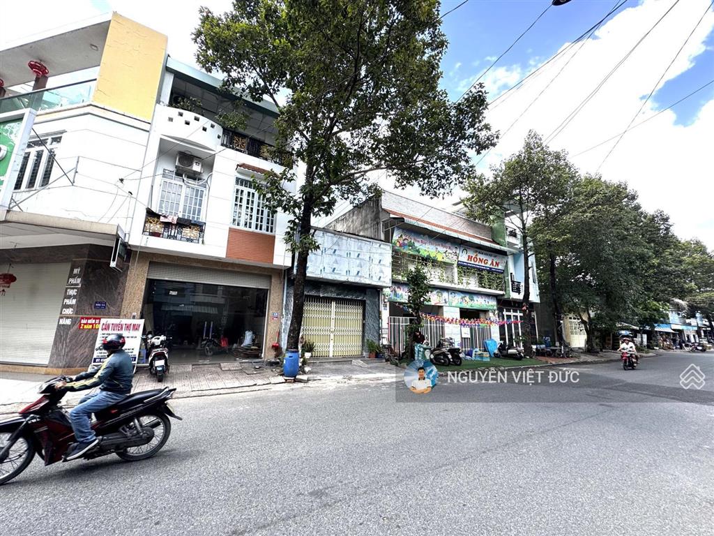 Chủ ở xa cắt lỗ 1tỷ bán nhà to mặt tiền chợ đại quang dĩ an ngay sát góc ngã tư đối diện công viên