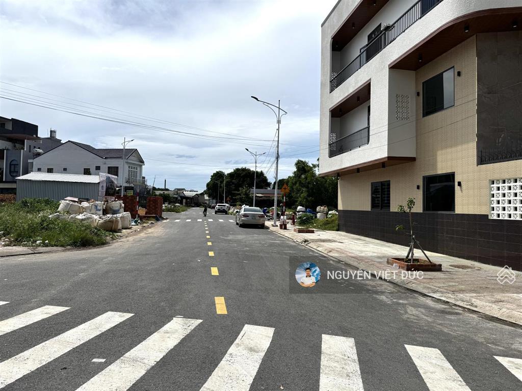Lô góc ngã tư ngay thủ khoa huân kinh doanh sầm uất cách ql13 chỉ 100m cực đẹp