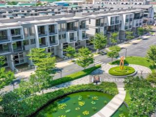 Kẹt tiền cần bán gấp căn nhà phố dt 5x17, 2 lầu đối diện khu clubhouse hồ bơi, sổ hồng trao tay