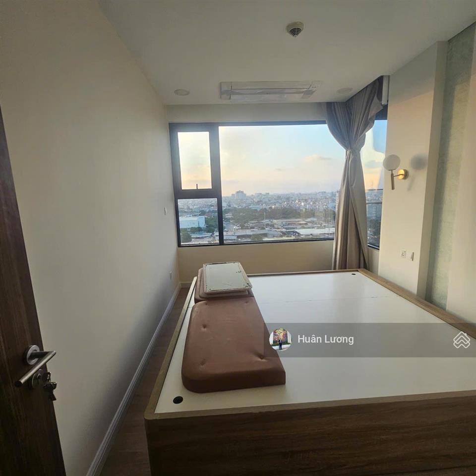 Chính chủ bán nhanh căn hộ 2pn2wc78m2 view q1 đã có sổ hồng tại kingdom 101, q10