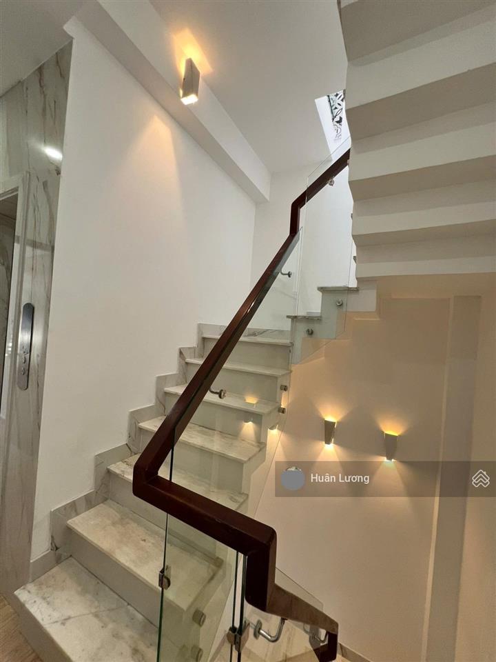 Kẹt tiền bán gấp nhà phố hẻm xe hơi 5 tầng có thang máy, nhà nở hậu tại q3, nhà đẹp ở ngay, 8.7ty