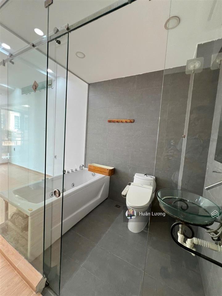 Kẹt tiền bán gấp nhà phố hẻm xe hơi 5 tầng có thang máy, nhà nở hậu tại q3, nhà đẹp ở ngay, 8.7ty