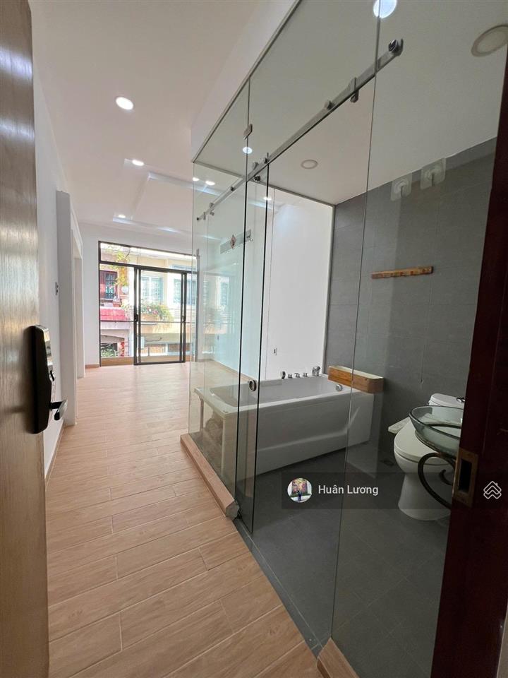 Kẹt tiền bán gấp nhà phố hẻm xe hơi 5 tầng có thang máy, nhà nở hậu tại q3, nhà đẹp ở ngay, 8.7ty