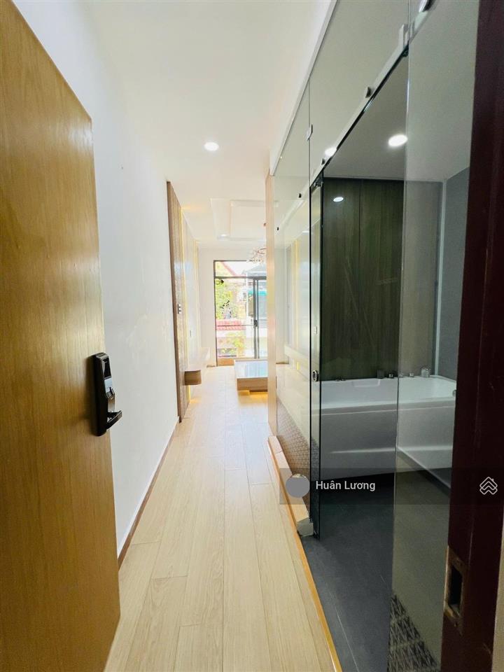 Kẹt tiền bán gấp nhà phố hẻm xe hơi 5 tầng có thang máy, nhà nở hậu tại q3, nhà đẹp ở ngay, 8.7ty