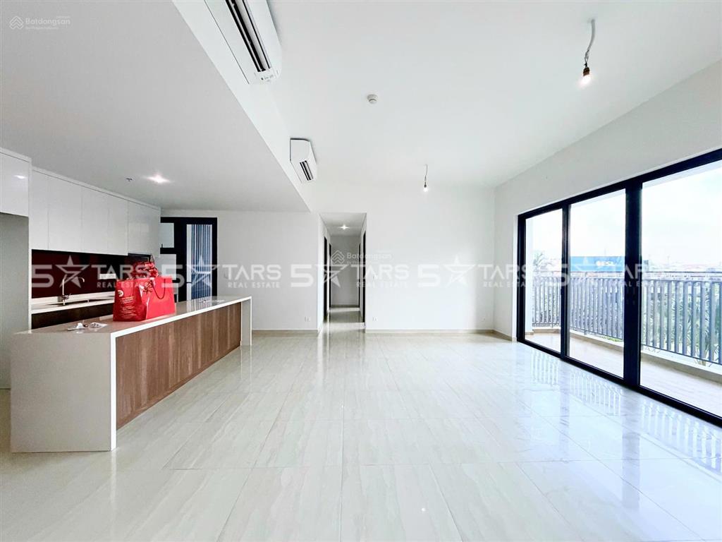 Bán gấp căn góc 2pn the infiniti, 82m2, giá 7.8 tỷ, nội thất cơ bản, view công viên.  0946 867 ***