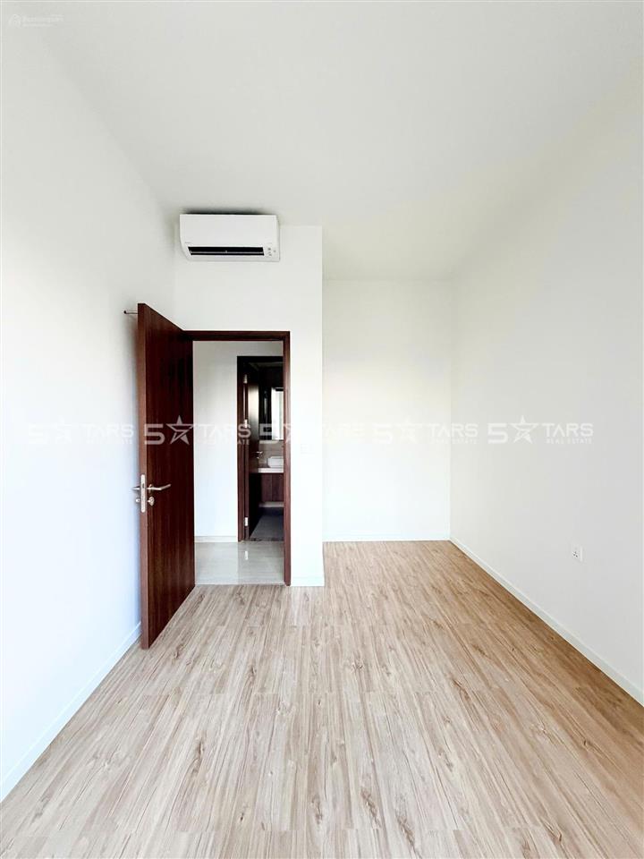 Bán gấp căn góc 2pn the infiniti, 82m2, giá 7.8 tỷ, nội thất cơ bản, view công viên.  0946 867 ***