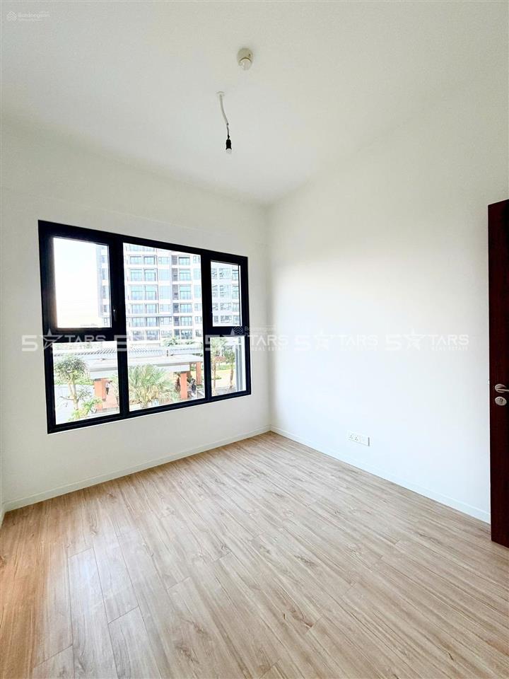 Bán gấp căn góc 2pn the infiniti, 82m2, giá 7.8 tỷ, nội thất cơ bản, view công viên.  0946 867 ***