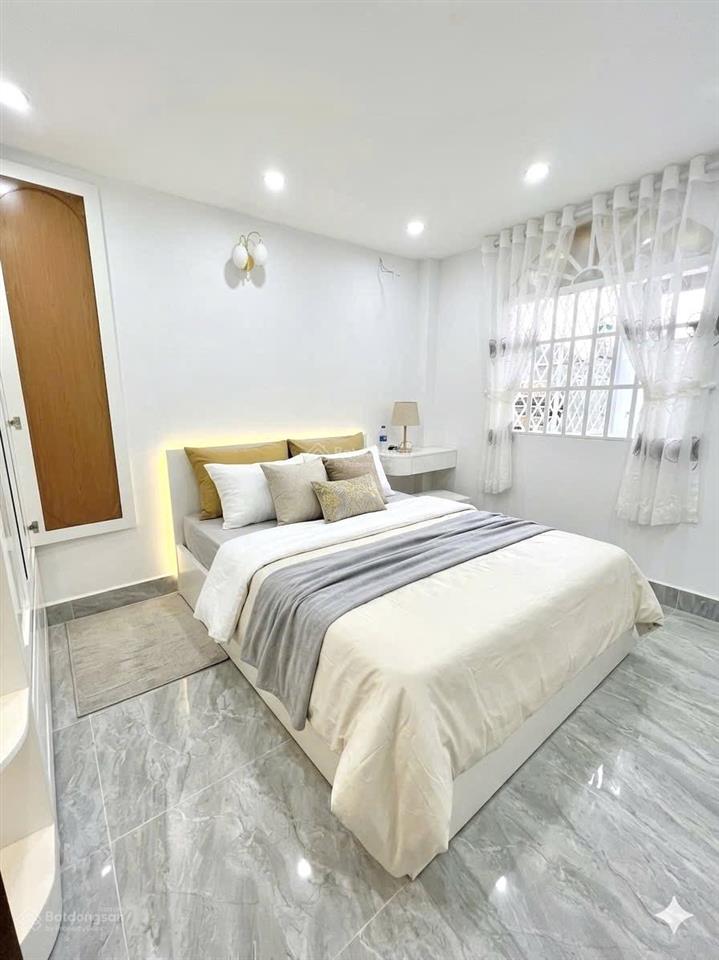 Ngộp ngân hàng bán rẻ, nhà đẹp 3 tầng, giá chỉ 4.35 tỷ, 4x18m