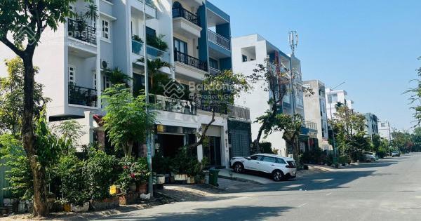 Bán chdv 7 phòng  chỉ 13,5 tỷ  đường d1 rộng 20m  giá tham khảo tốt trong khu q7