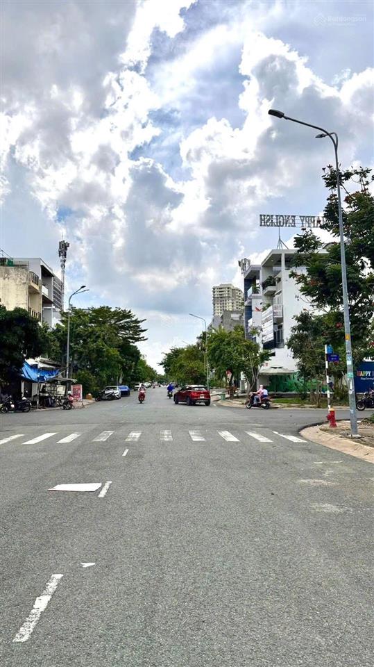 Bán chdv 7 phòng  chỉ 13,5 tỷ  đường d1 rộng 20m  giá tham khảo tốt trong khu q7