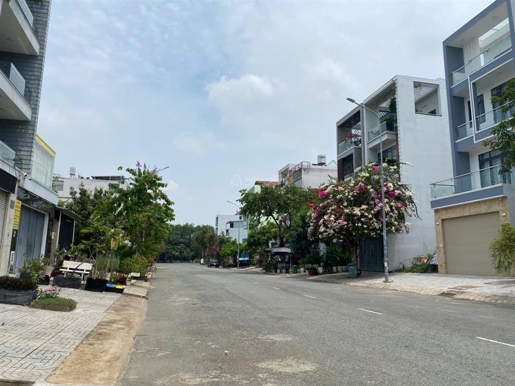 Bán chdv 7 phòng  chỉ 13,5 tỷ  đường d1 rộng 20m  giá tham khảo tốt trong khu q7