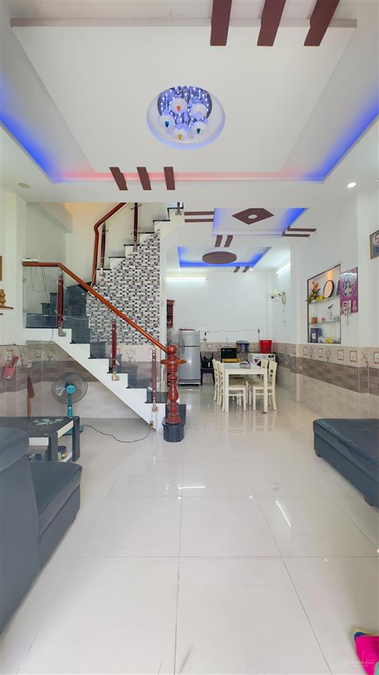 Chỉ 3,99 tỷ, nhà 3 tầng, 4 phòng ngủ, sổ hồng riêng