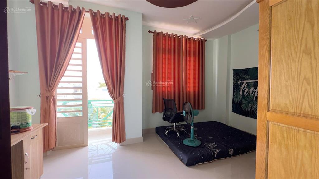 Chỉ 3,99 tỷ, nhà 3 tầng, 4 phòng ngủ, sổ hồng riêng