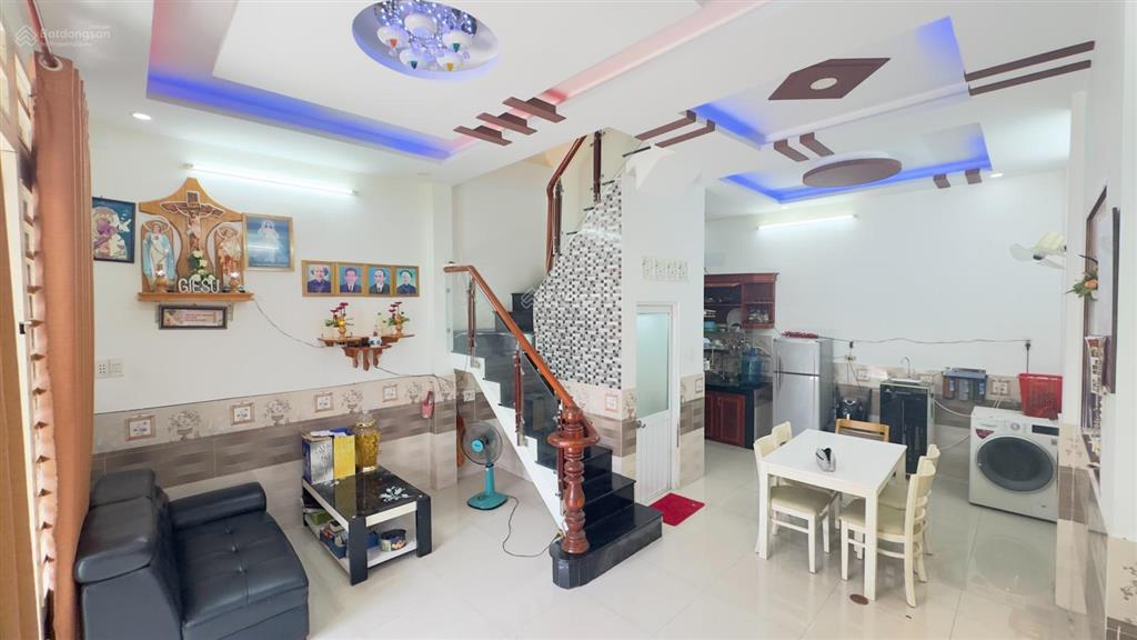 Chỉ 3,99 tỷ, nhà 3 tầng, 4 phòng ngủ, sổ hồng riêng