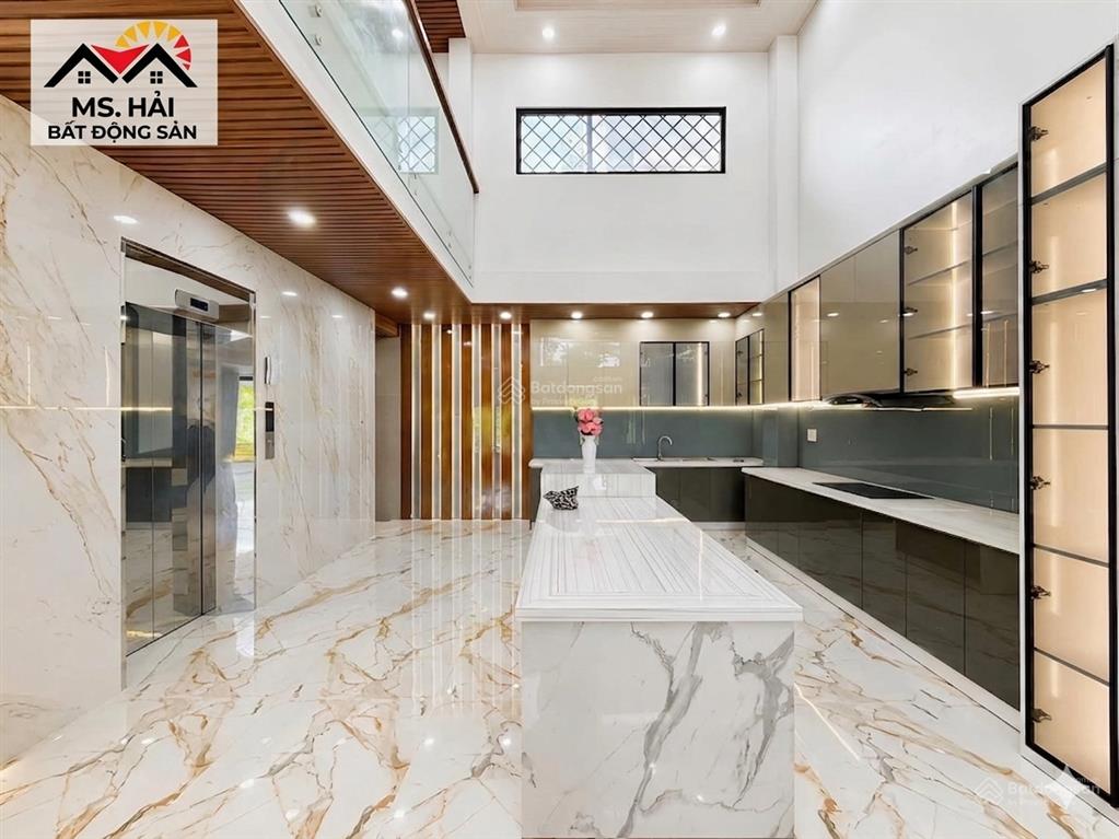 Biệt thự có hồ bơi & thang máy, chỉ 9,69 tỷ