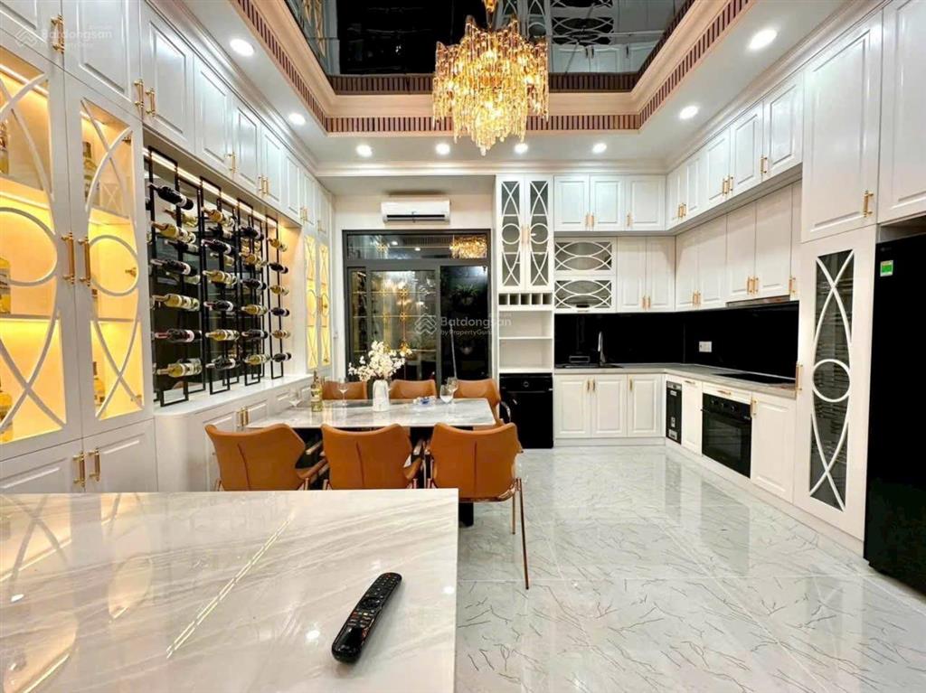 Giảm mạnh 2 tỷ, nhà đẹp thang máy, giáp phú mỹ hưng, chỉ còn 16,9 tỷ
