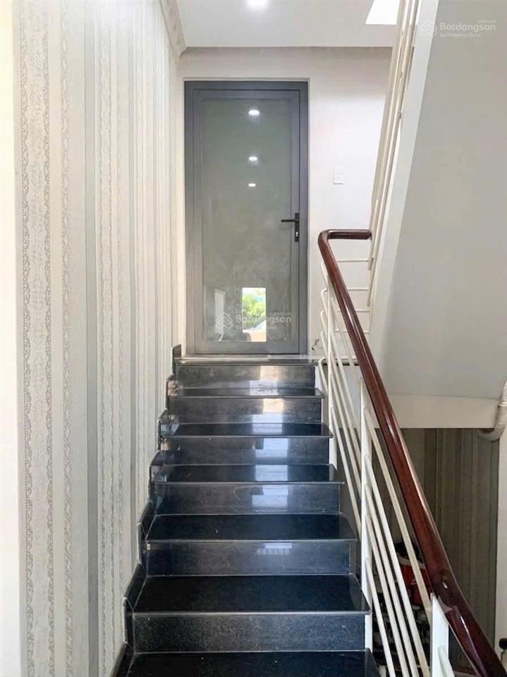 Chỉ 4,53 tỷ, nhà 3 tầng, giáp quận 7, cách q. 7 chỉ 400m