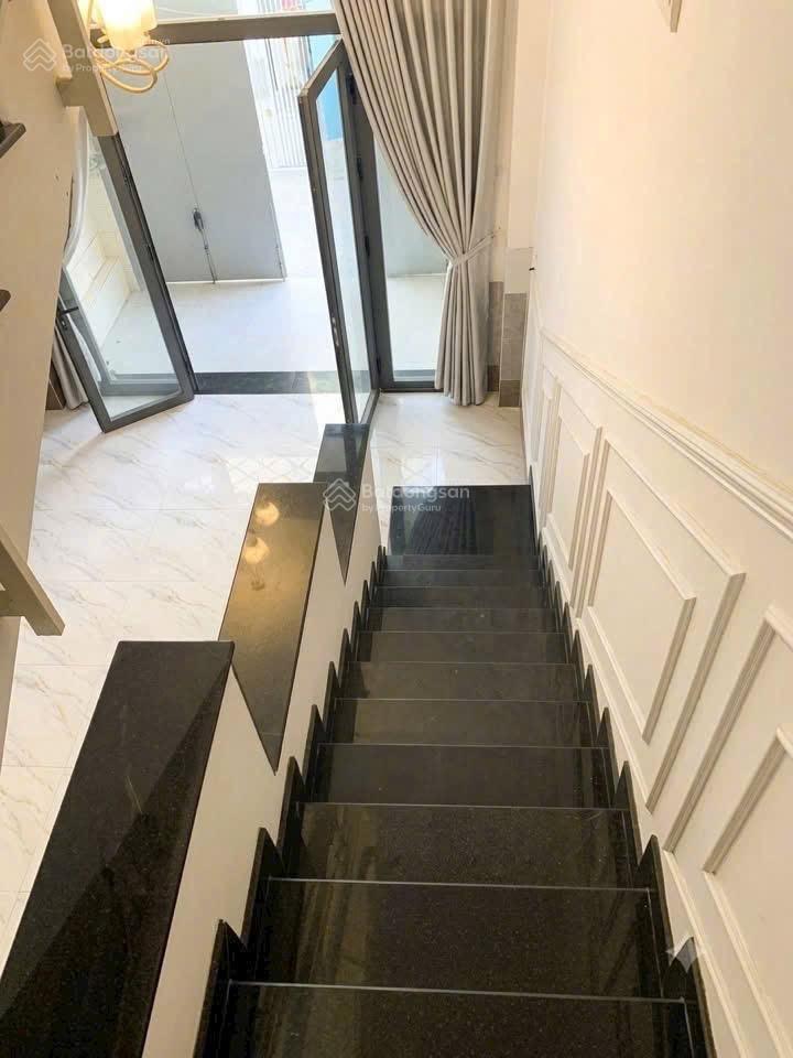 Chỉ 4,53 tỷ, nhà 3 tầng, giáp quận 7, cách q. 7 chỉ 400m