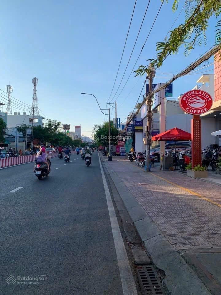 Chỉ 4,53 tỷ, nhà 3 tầng, giáp quận 7, cách q. 7 chỉ 400m