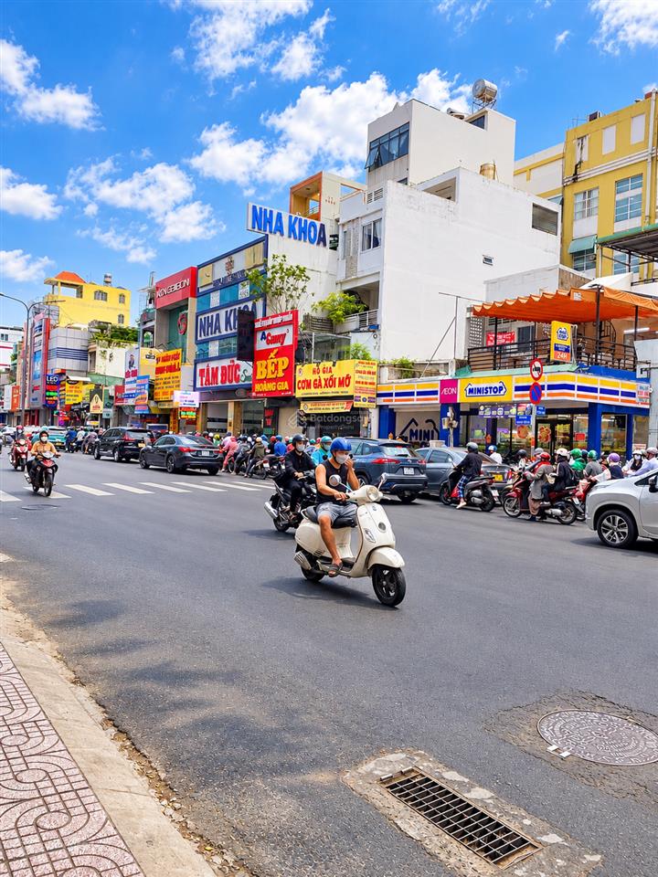 Nhà mặt tiền 527 hoàng văn thụ  giá 14 tỷ  vị trí gần sân bay tân sơn nhất!