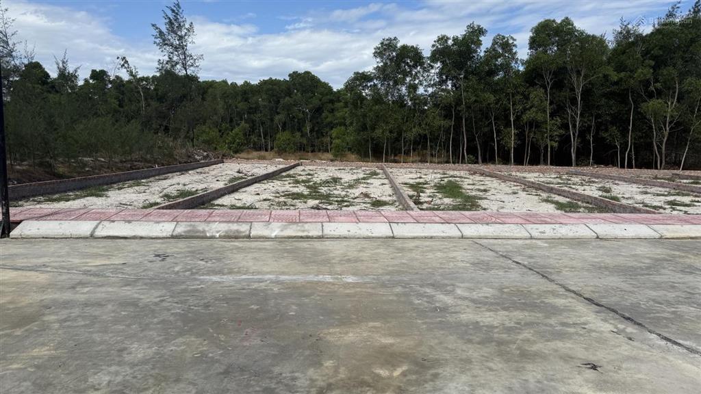 330tr lô đất cách biển 100m diện tích hơn 200m2, mặt tiền 5.75m nở hậu 7.30m