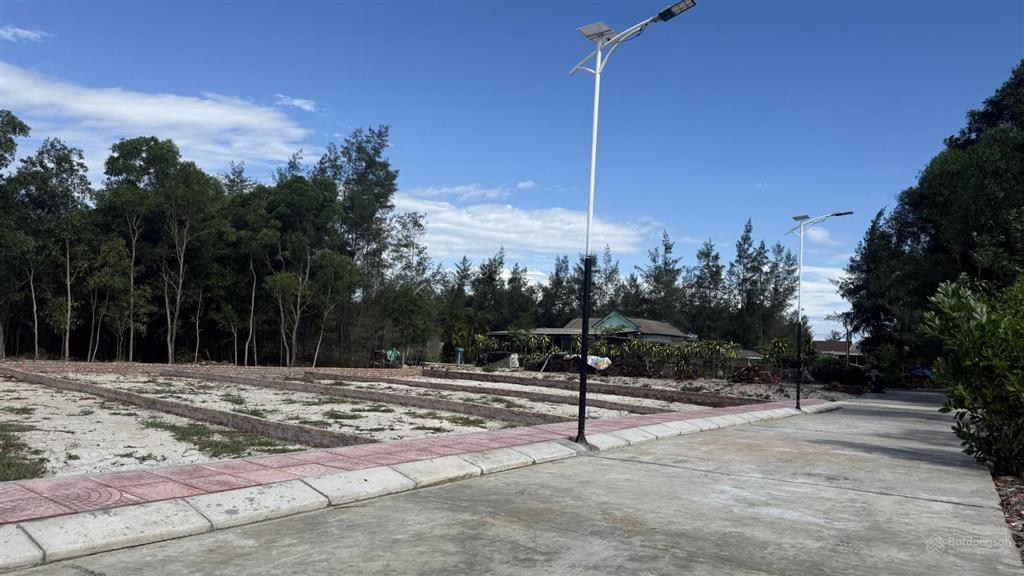 330tr lô đất cách biển 100m diện tích hơn 200m2, mặt tiền 5.75m nở hậu 7.30m