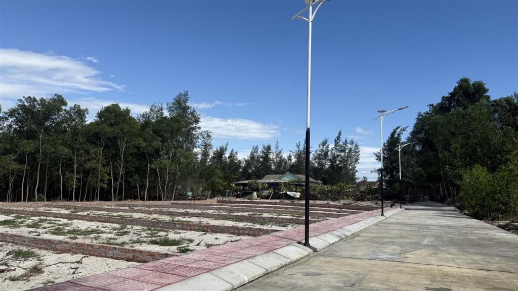 330tr lô đất cách biển 100m diện tích hơn 200m2, mặt tiền 5.75m nở hậu 7.30m