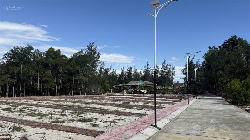 330tr lô đất cách biển 100m diện tích hơn 200m2, mặt tiền 5.75m nở hậu 7.30m