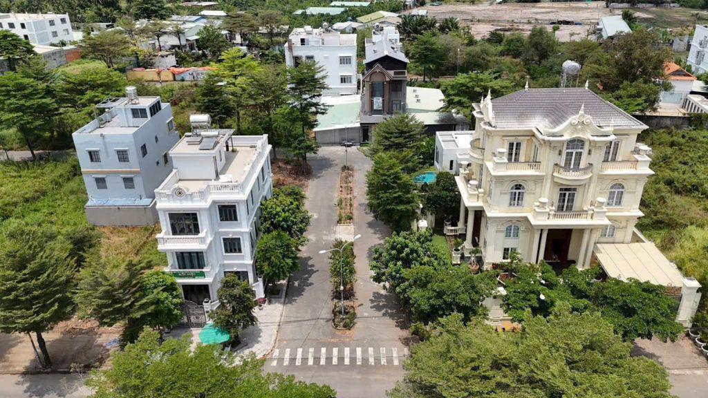 Bưng Ông Thoàn - Nhà đẹp 3,5 tầng - view thoáng 2 mặt tiền đường lớn, dt 8x20m