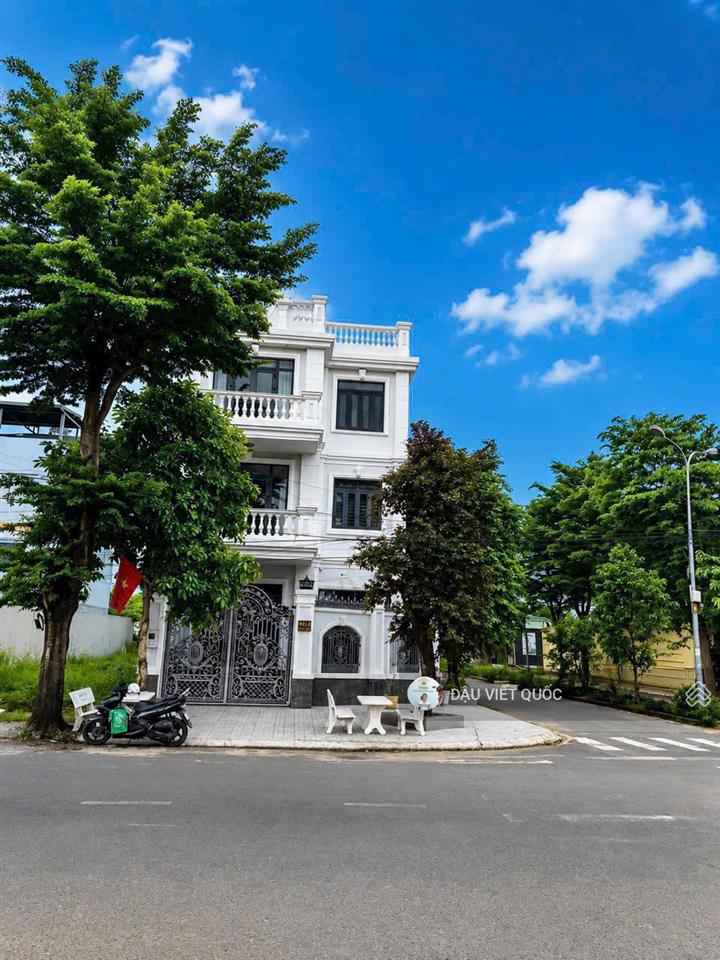 Bưng ông thoàn  nhà đẹp 3,5 tầng  view thoáng 2 mặt tiền đường lớn, dt 8x20m, phường long trường