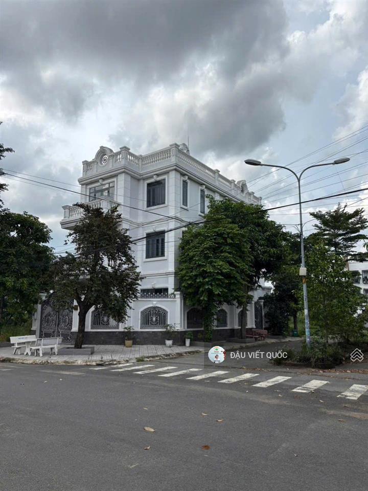 Bưng ông thoàn  nhà đẹp 3,5 tầng  view thoáng  góc 2 mặt tiền, sổ hồng, giá 17,6 tỷ